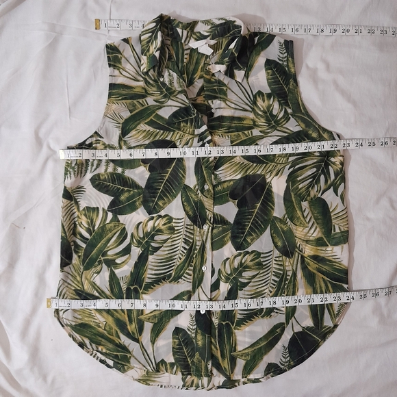 ● H&M | Sleeveless semi sheer Palm Leaf Botton Up - Picture 4 of 13